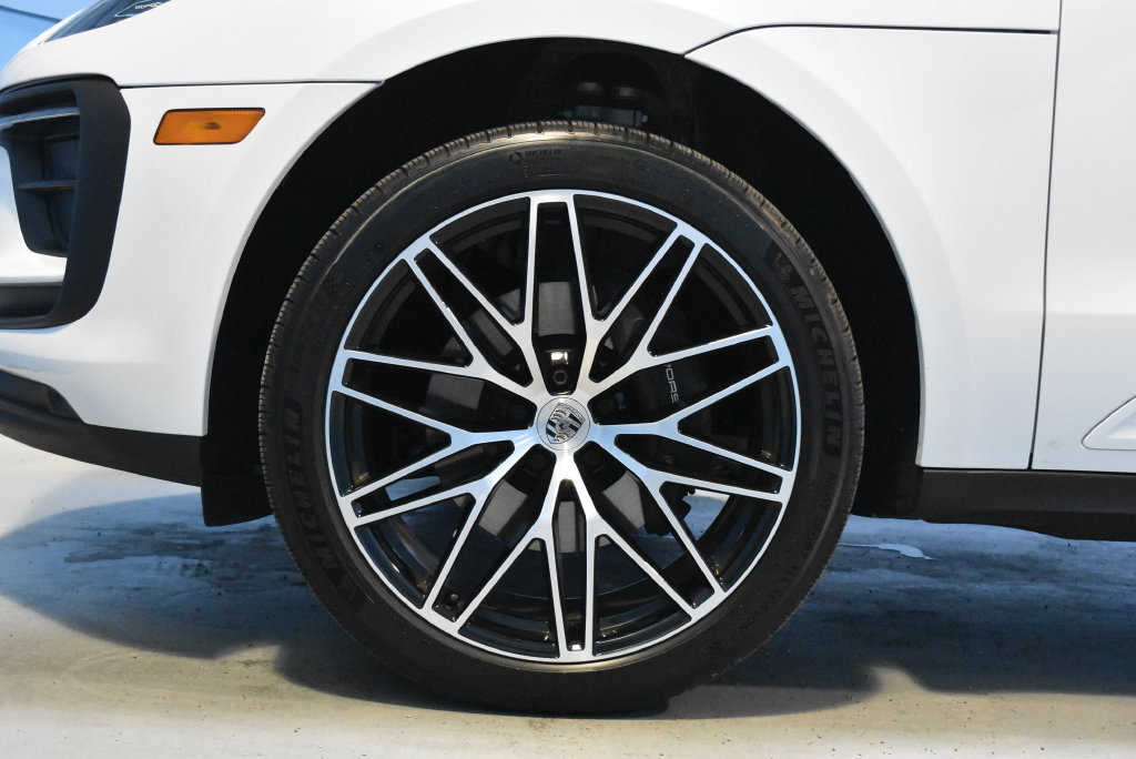 Certified 2026 Porsche Macan AWD/4WD image 29
