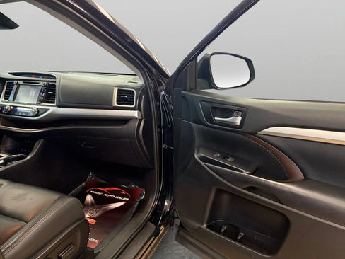 Used 2019 Toyota Highlander XLE AWD/4WD image 21