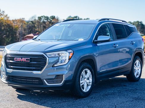 Used 2024 GMC Terrain SLE w/ Driver Convenience Package image 4