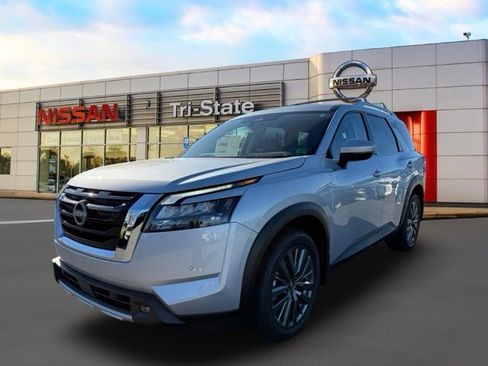 New 2025 Nissan Pathfinder SL w/ SL Premium Package image 2