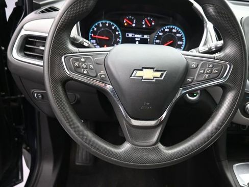 Used 2021 Chevrolet Equinox LS image 37