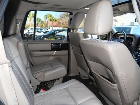 Used 2017 Lincoln Navigator Select image 19