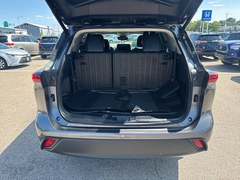 Used 2020 Toyota Highlander XLE AWD/4WD image 7