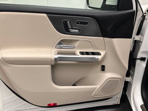 Used 2023 Mercedes-Benz GLB 250 4MATIC w/ Premium Package image 17