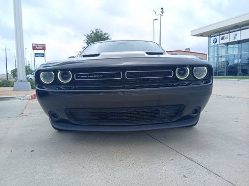 Used 2016 Dodge Challenger SXT RWD image 2