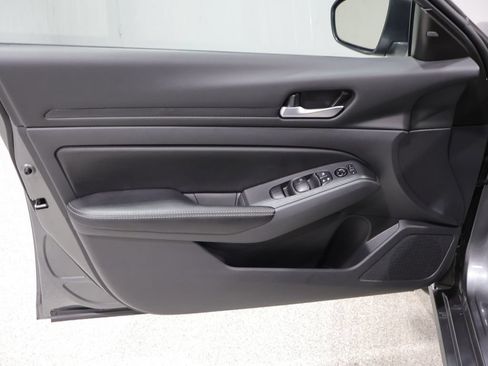 Used 2024 Nissan Altima 2.5 SV FWD image 12