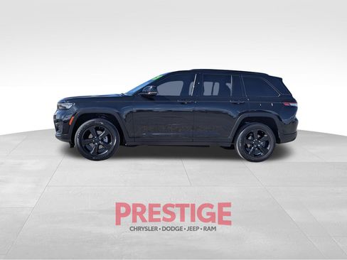 Used 2023 Jeep Grand Cherokee Altitude AWD/4WD image 13
