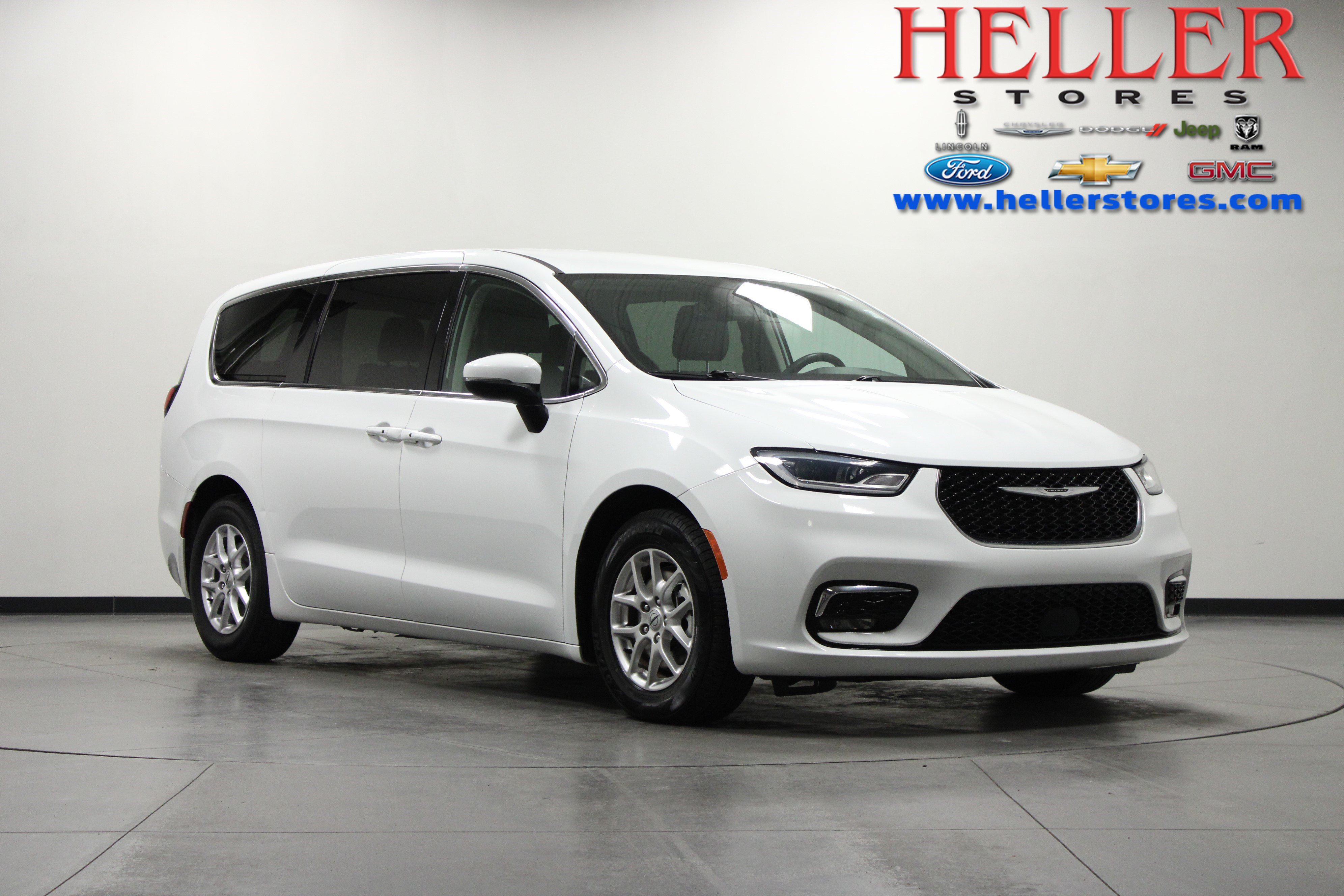 Used 2023 Chrysler Pacifica Touring-L FWD image 1