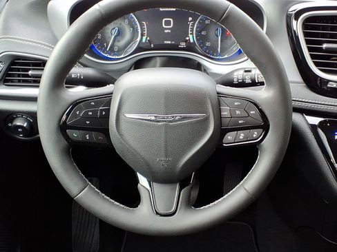 Used 2022 Chrysler Pacifica Touring FWD image 13