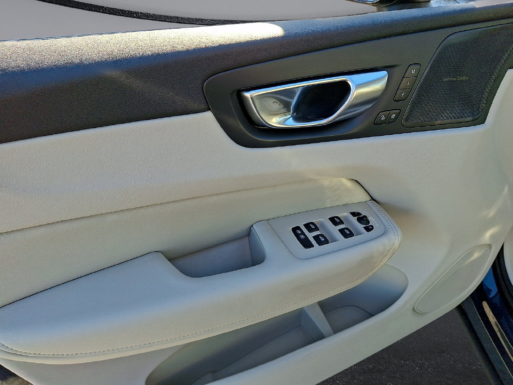 Certified 2026 Volvo XC60 B5 Ultra AWD/4WD image 16