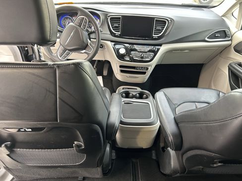 Used 2023 Chrysler Pacifica Touring-L FWD image 20