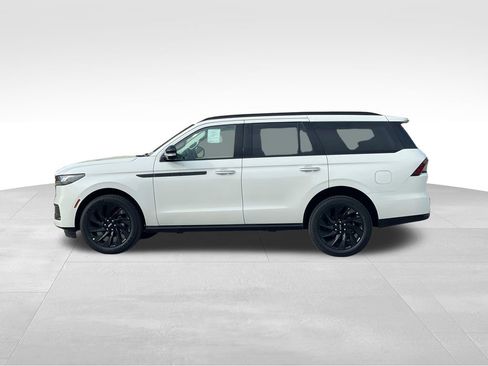 New 2026 Lincoln Navigator Reserve w/ Jet Appearance Package AWD/4WD image 2