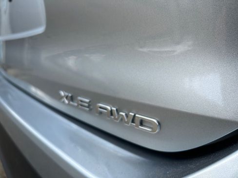 Used 2022 Toyota Highlander XLE AWD/4WD image 35