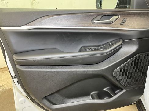 New 2025 Jeep Grand Cherokee L Limited w/ Luxury Tech Group II image 19