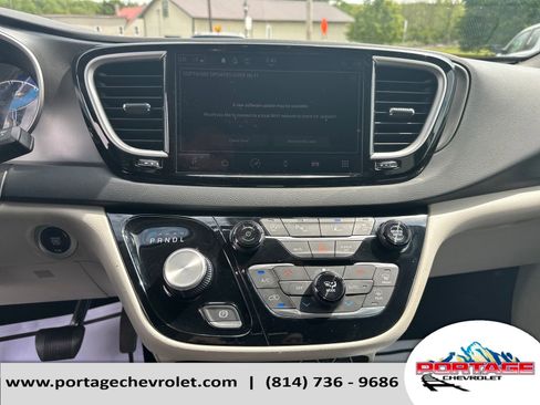 Used 2023 Chrysler Pacifica Touring-L FWD image 19