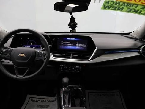 Used 2025 Chevrolet Trax LT FWD image 19
