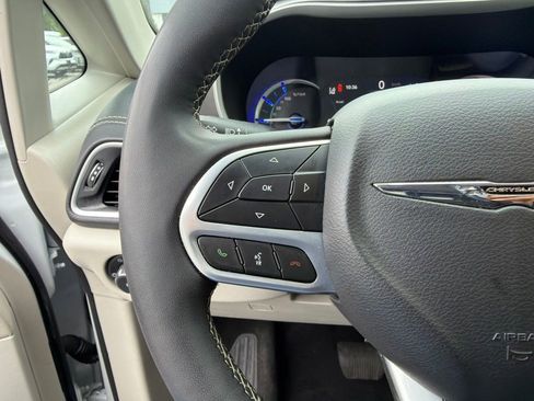 Used 2024 Chrysler Pacifica Limited FWD image 16