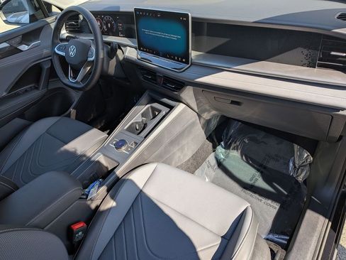 Used 2025 Volkswagen Tiguan SE w/ Panoramic Sunroof Package image 33