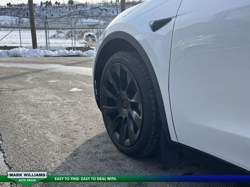 Used 2022 Tesla Model Y Long Range image 10