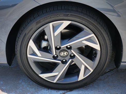 Used 2025 Hyundai Elantra Limited FWD image 14