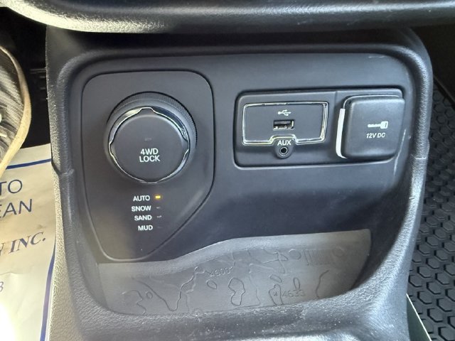 Used 2017 Jeep Renegade Latitude w/ Popular Equipment Group AWD/4WD image 30