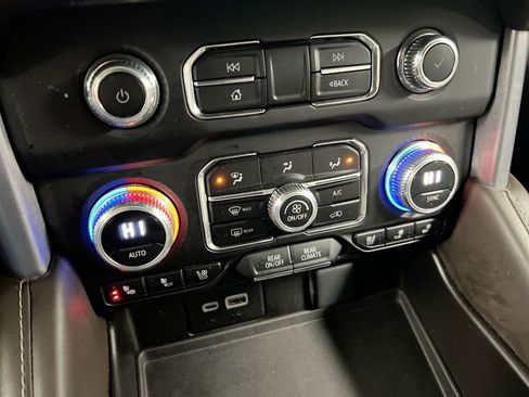 Used 2023 GMC Yukon SLT AWD/4WD image 16