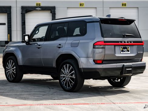 Used 2025 Lexus GX 550 w/ Accessory Package (Z1) image 8