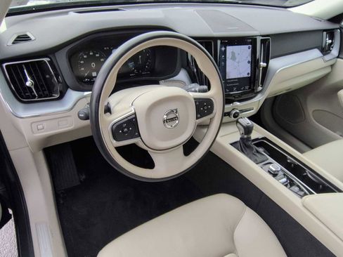 Used 2020 Volvo XC60 T5 Momentum image 10