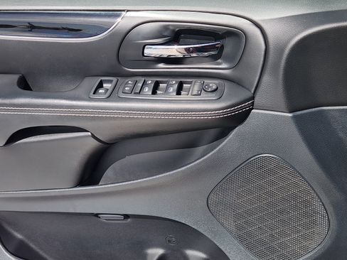 Used 2019 Dodge Grand Caravan SE FWD image 23