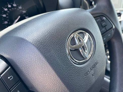 Used 2025 Toyota Sienna LE FWD image 30