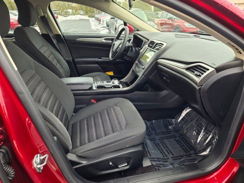 Used 2017 Ford Fusion SE w/ Fusion SE Technology Package image 5