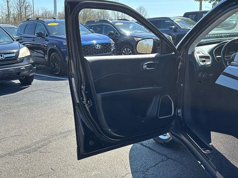 Used 2020 Jeep Compass Latitude w/ Cold Weather Group AWD/4WD image 11