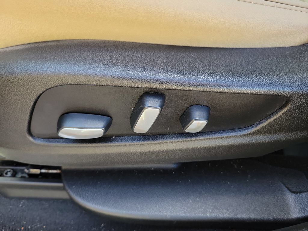 Used 2019 Cadillac XT5 Luxury FWD image 16