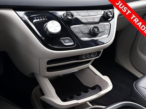 Used 2024 Chrysler Pacifica Touring-L image 36