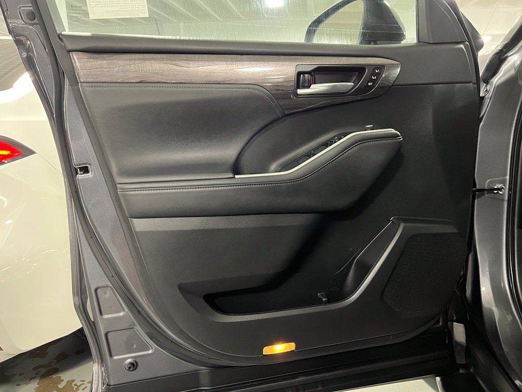 Used 2023 Toyota Highlander Limited AWD/4WD image 43
