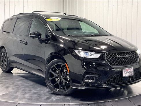 Used 2025 Chrysler Pacifica Limited FWD image 3