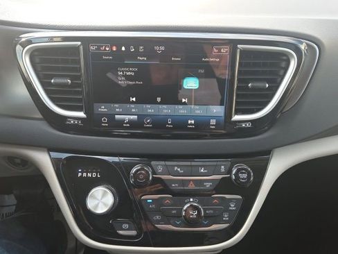 Used 2023 Chrysler Pacifica Touring-L image 34
