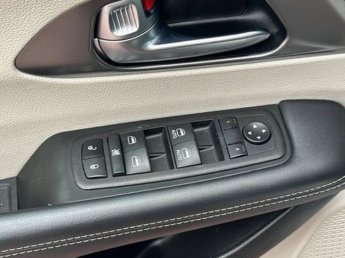 Used 2023 Chrysler Pacifica Touring-L FWD image 15