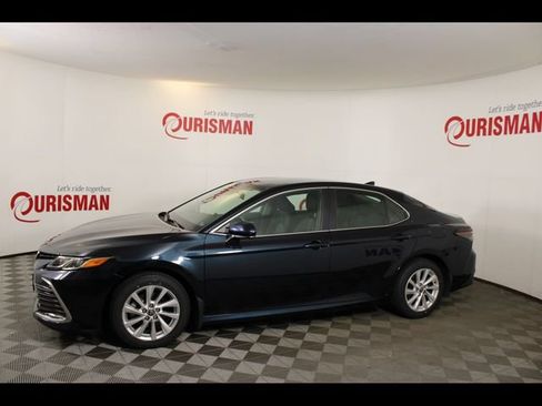 Used 2021 Toyota Camry LE AWD/4WD image 4