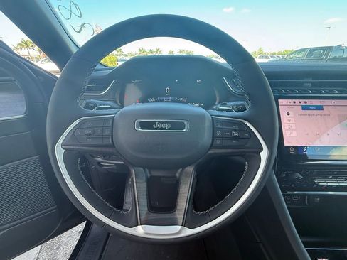 Certified 2025 Jeep Grand Cherokee Limited w/ Black Appearance Package image 22