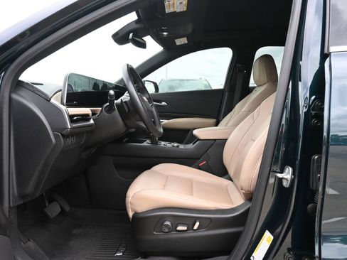 Used 2024 Cadillac XT4 Premium Luxury w/ Cold Weather Package FWD image 18