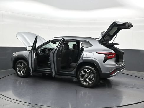 Used 2025 Chevrolet Trax LT FWD image 36