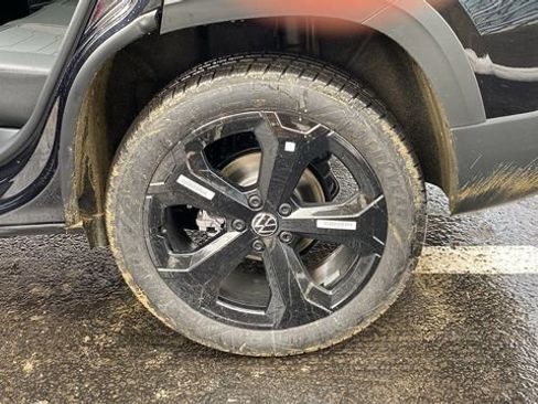 New 2026 Volkswagen Taos SE image 27