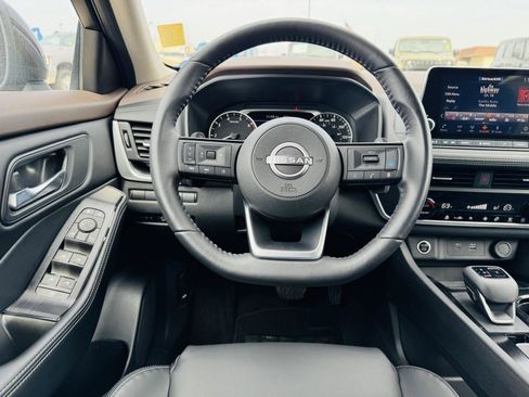 Used 2023 Nissan Rogue SV w/ SV Premium B Package image 17