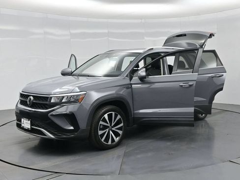Used 2023 Volkswagen Taos SE w/ Panoramic Sunroof Package AWD/4WD image 33