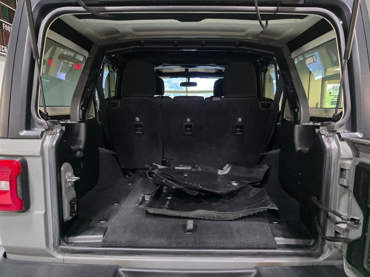 Used 2018 Jeep Wrangler Unlimited Sport S AWD/4WD image 21