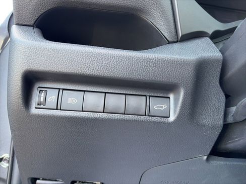 Used 2021 Toyota RAV4 XLE Premium image 12