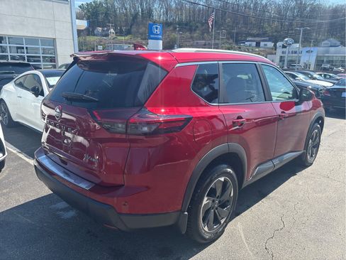 Used 2024 Nissan Rogue SV w/ SV Premium Package image 5