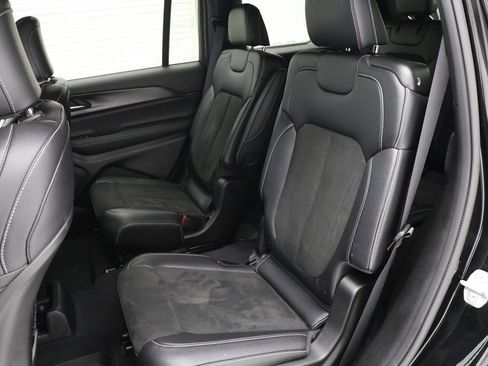 Used 2023 Jeep Grand Cherokee L Laredo image 12