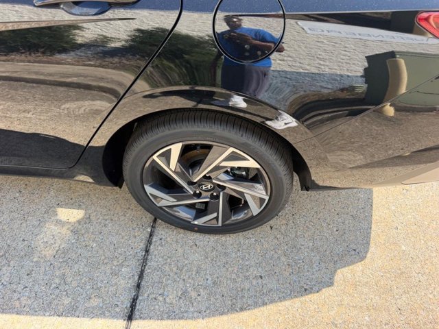 New 2026 Hyundai Elantra Limited FWD image 6